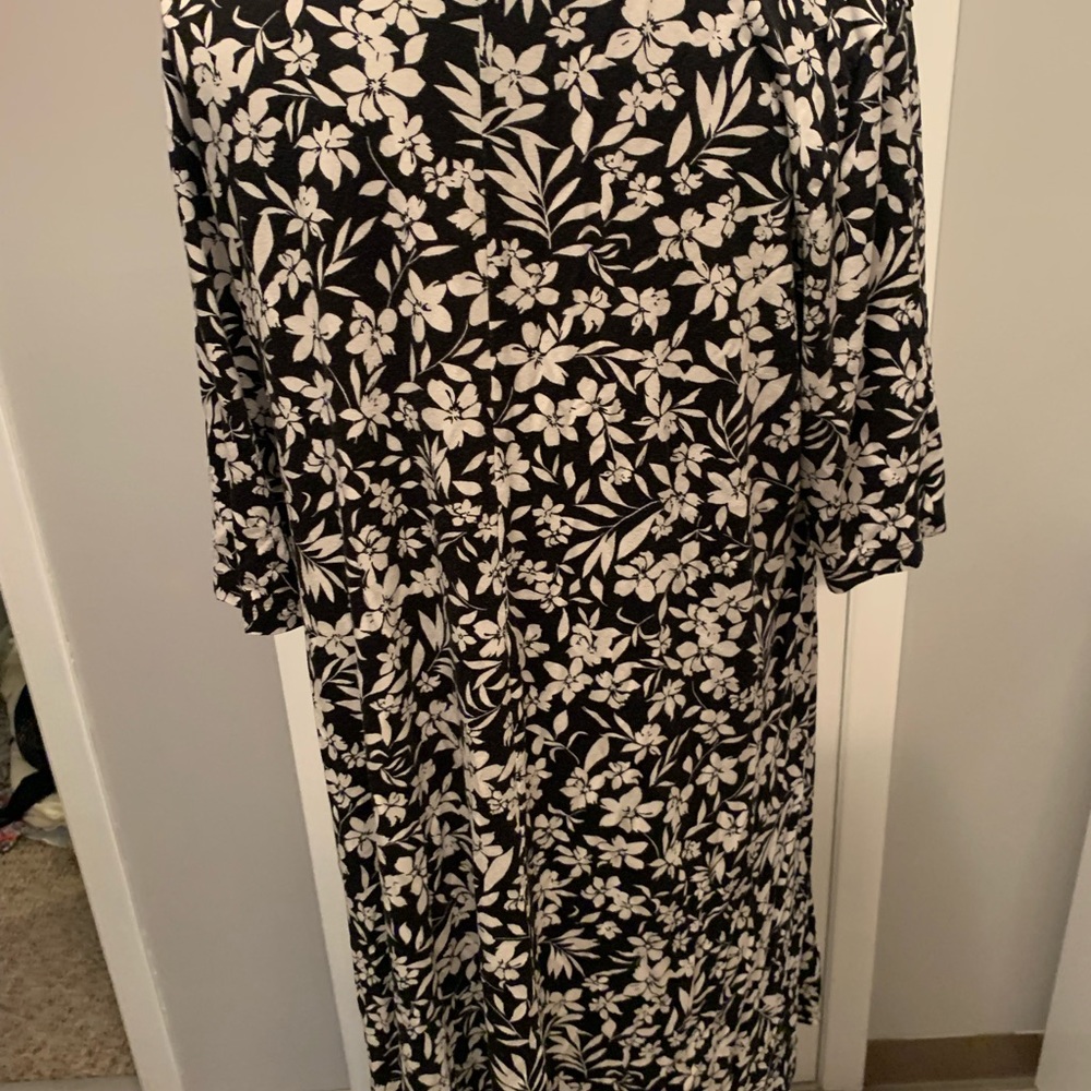 Two Versatile Dresses, one Black Cynthia Rowley L and bonus Old Navy XL - Picture 4 of 8